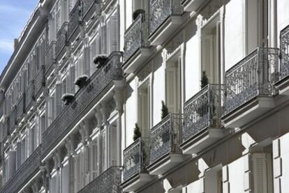 Calle Villalar, 3 a 13. Pisos de alquiler construidos por el Marqués de Cubas con cuidada rejería de forja en los balcones y recercados de puertas tallados en granito.