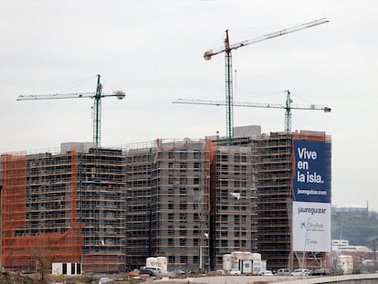 Una promoción de viviendas en la isla de Zorrotzaurre, en Bilbao.