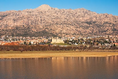 Diego Hurtado de Mendoza, duque del Infantado, mandó construir un castillo nuevo para su familia a finales del siglo XV, sobre un cerro que dominaba la sierra de Guadarrama. Fue un castillo espléndido, sobre todo en tiempos de los Reyes Católicos, cuando esta familia era la más poderosa de la Península. Hoy, el también conocido como castillo de los Mendoza, sigue siendo de la familia (los Duques del Infantado) pero la Comunidad gestiona su uso y supone una de las visitas más interesantes de la sierra de Madrid —tiene previsto reabrir sus puertas este 30 de abril—. Su conservación es fabulosa y regala vistas impresionantes. Se aconseja unirse a una de las visitas teatralizadas en las que dos personajes, don Pedro de Zúñiga y doña Isabel Asensio, narran con mucho sentido del humor la historia del castillo. El pueblo se encuentra a orillas del embalse de Santillana, que represa las aguas del río Manzanares. Además, en la cercana localidad de Manzanares se alza La Pedriza, uno de los lugares más frecuentados por los madrileños para practicar la escalada y el senderismo.