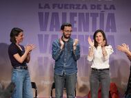 La secretaria política de Podemos y eurodiputada Irene Montero; el candidato de Podemos a la Presidencia de la Junta de Castilla y León, Miguel Ángel Llamas y la secretaria general de Podemos, Ione Belarra, durante el acto de cierre de campaña electoral de Podemos en Castilla y León, este viernes en Valladolid.