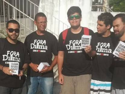 Ricardo Ribeiro (à dir.) e outros militantes do MBL da Bahia.