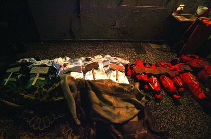 Los cadáveres de niños muertos por la represión del régimen sirio en Homs, el bastión de la oposición al presidente Bachar el Asad.