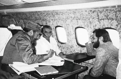 Fidel Castro, Gabriel Garc&iacute;a M&aacute;rquez y Juan Luis Cebri&aacute;n, en un vuelo de La Habana a Managua en 1985.