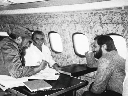 Fidel Castro, Gabriel García Márquez e Juan Luis Cebrián, em um voo de Havana a Manágua em 1985.