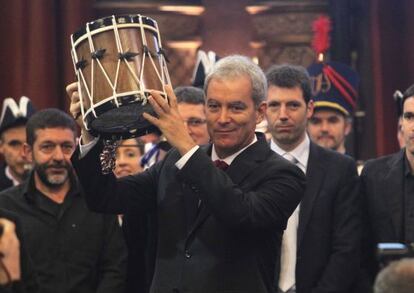 El presidente del club deportivo Fortuna, Enrique Cifuentes, muestra el Tambor de Oro recibido por la organización de la Behobia-San Sebastián.