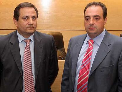 El director general de Azti, Rogelio Pozo (izquierda), con el consejero de Pesca, ayer en Bilbao.