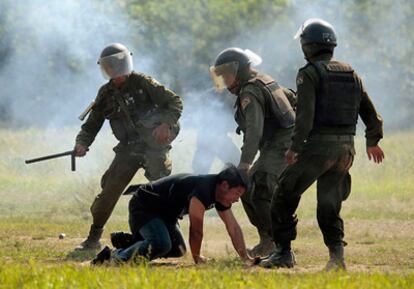 Three anti-riot police officers surround a protestor at the Isiboro Sécure National Park (Tipnis) on Sunday.