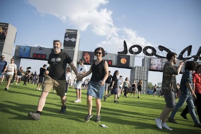 Una pareja accede al recinto que acoge esta edición del festival Mad Cool, el 13 de julio de 2018.