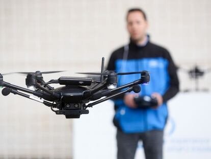 Un hombre maneja un dron en una demostración en el Mobile World Congress