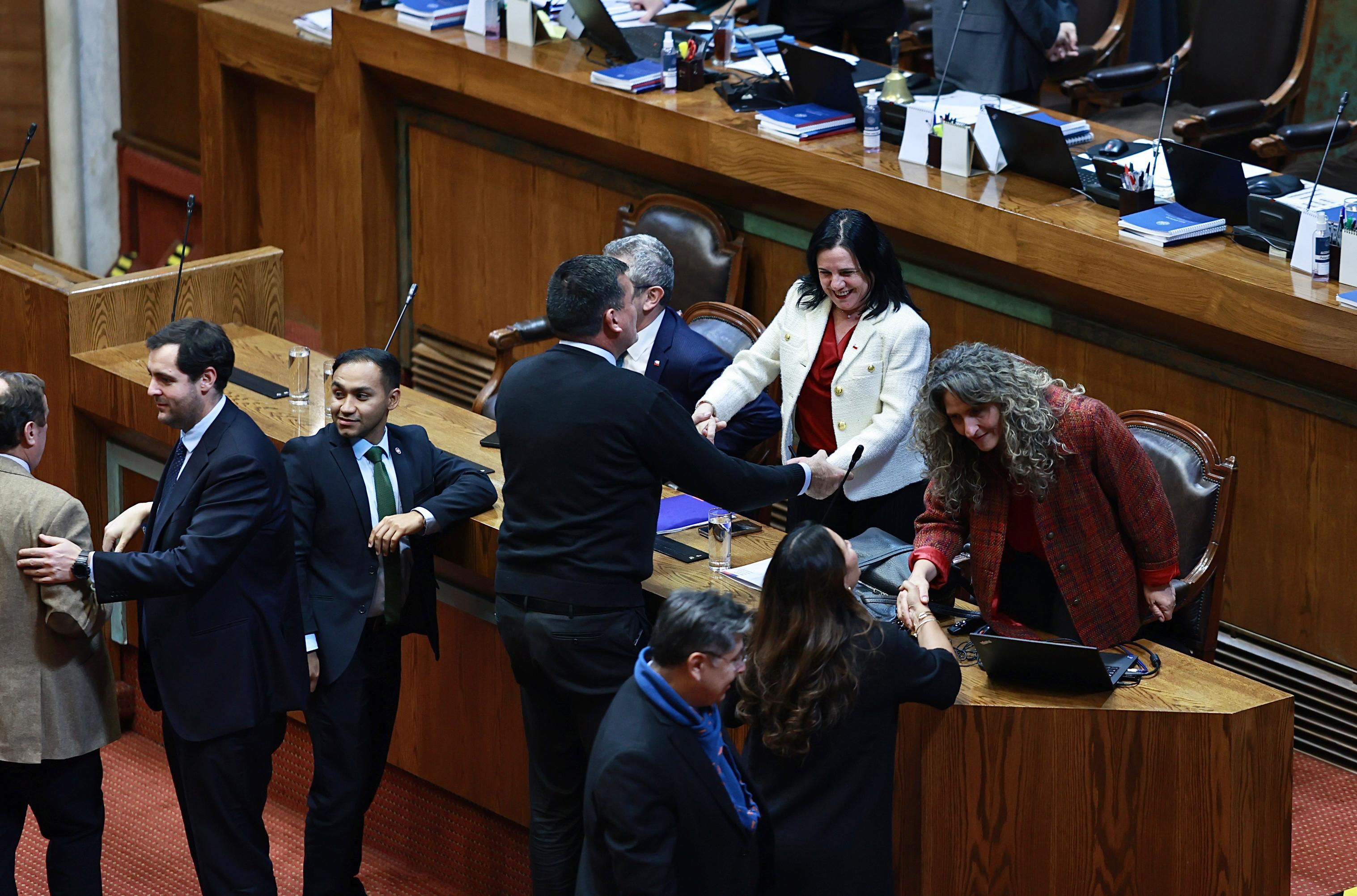 Diputados saludan a Trinidad Steinert, este martes.