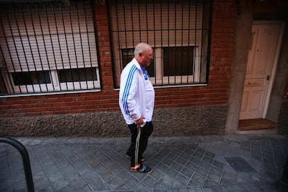 José Fabián Clemente camina por la calle delante de la vivienda de la que hoy la policía le ha intentado desahuciar.