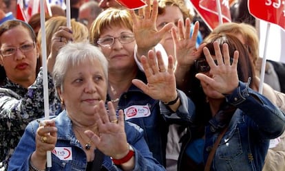 Trabajadores de seguridad y limpieza del Metro de Madrid se concentran para protestar por los recortes en los servicios.