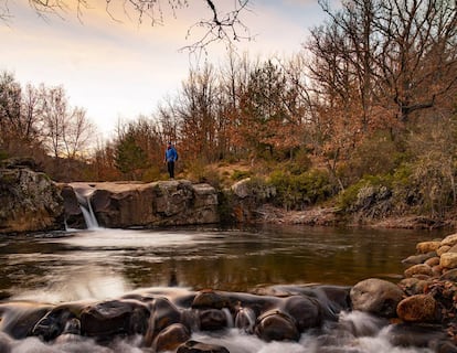 Un excursionista en El Chorrón, paraje natural del valle del Razón, a los pies de la sierra de Cebollera, en la provincia de Soria.