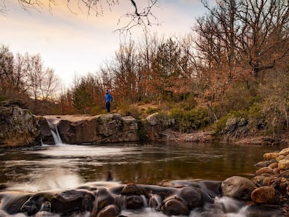 Un excursionista en El Chorrón, paraje natural del valle del Razón, a los pies de la sierra de Cebollera, en la provincia de Soria.