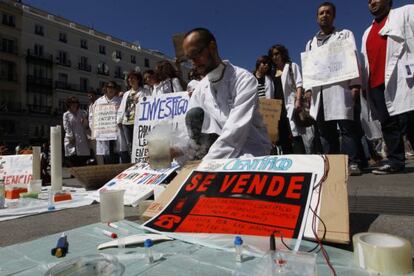 Jóvenes investigadores se manifiestan en la Puerta del Sol de Madrid en defensa de la ciencia.