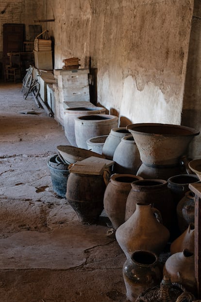 Tinajas, barreños, cántaros, ollas de cobre y colmenas de La Moderna Apicultura en el granero de la casa solariega de los Ibáñez de Bernabé.