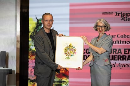 Soledad Alcaide, defensora de los lectores de EL PAÍS, entrega el galardón a Mikel Ayestarán.