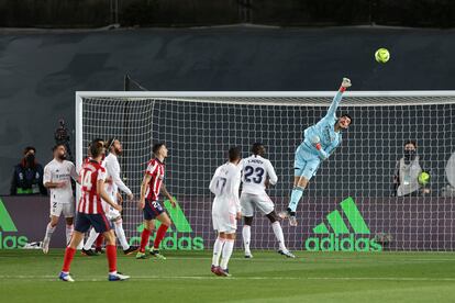 Courtois realiza una parada en el duelo de la primera vuelta contra el Atlético en Valdebebas.