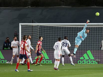 Courtois realiza una parada en el duelo de la primera vuelta contra el Atlético en Valdebebas.