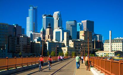 Ciclistas cruzando el puente de Stone Arch, en el 'downtown' de Minneapolis (Minnesota).