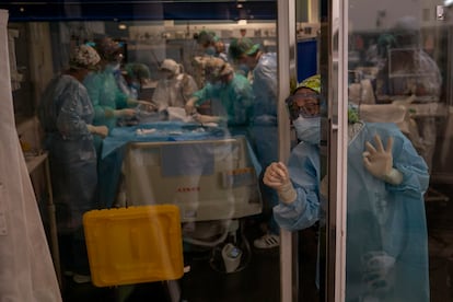 Un equipo médico realiza una traqueotomía a un paciente con coronavirus en el Hospital del Mar, en Barcelona.