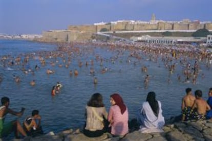 Playa bajo la kasbah de Oudaias, en Rabat (Marruecos).