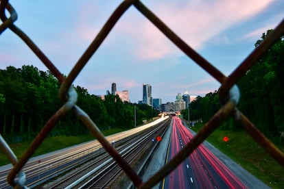 Atardecer en la autopista que une Buckhead con el centro de Atlanta.