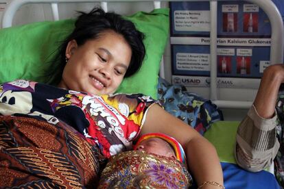 Indonesia. Tia es una madre primeriza de 17 años. La imagen fue tomada en la misma mañana que dio a luz en una clinica. Indonesia es una de los países que ha experimentado un mayor progreso en la lucha contra la mortalidad infantil, reduciéndola a la mitad desde 1990.