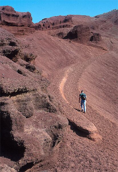 Un excursionista, en el parque nacional de Timanfaya, en Lanzarote.