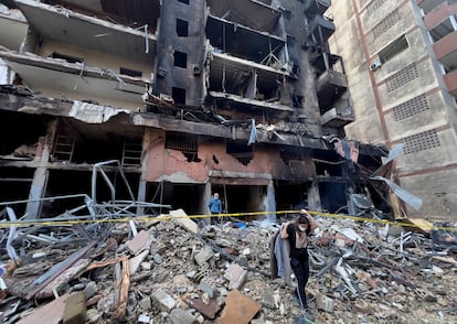 Una mujer camina entre los escombros de un edificio destruido por un ataque israelí, este lunes en Beirut.