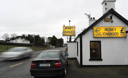 Una agencia de cambio de moneda a la entrada de Irlanda del Norte.