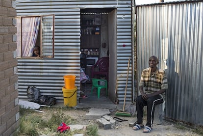 Un minero sudafricano tiene más probabilidades de morir de tuberculosis que de cualquier otro accidente relacionado con su peligroso trabajo. La ONG Aeras estima que de los 2,3 millones de casos de tuberculosis reportados en África en 2013, una tercera parte tenían que ver con la minería. Según la organización, la bacteria que causa de la enfermedad está latente en nueve de cada diez mineros. A su vez, un trabajador puede contagiar la enfermedad a 15 personas. En la imagen, M. Bekizufu, de 46 años, posa durante su baja por tuberculosis. Todavía está débil, pero asegura que va recuperando fuerzas y que quiere volver a la mina lo antes posible.