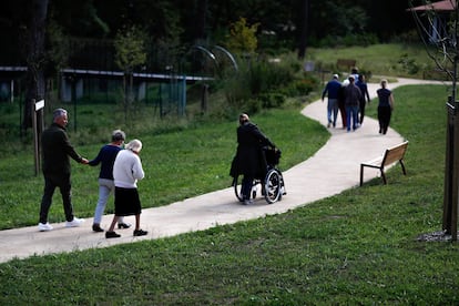 Pacientes con alzhéimer y sus cuidadores caminan por el pueblo francés de Dax, en septiembre de 2020.