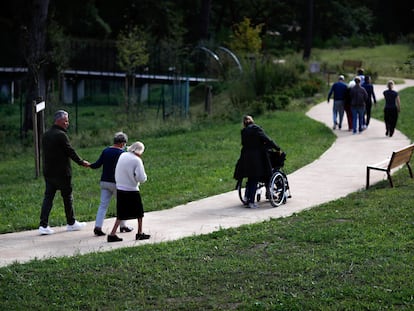 Pacientes con alzhéimer y sus cuidadores caminan por el pueblo francés de Dax, en septiembre de 2020.