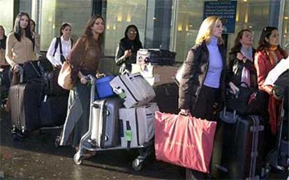 Algunas de las participantes en el concurso de belleza, a su llegada ayer al aeropuerto de Gatwick.