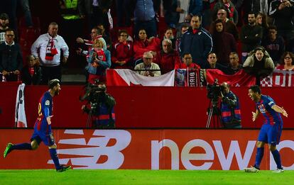 Messi felicita a Suárez por su gol al Sevilla, el 1-2 definitivo.