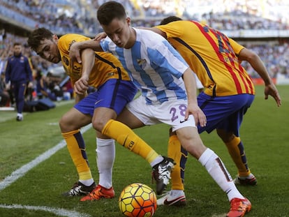 Juanpi disputa la pilota amb Munir i Adriano.