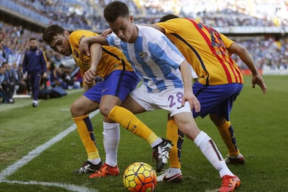 Juanpi disputa la pilota amb Munir i Adriano.