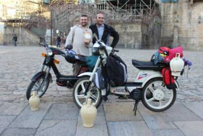 Ladislao Nieto (derecha), con su compañero de viaje José M. Perote, a su llegada a Santiago de Compostela.