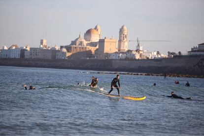 Surfers in Cádiz on Saturday. This sporting activity is allowed in the city under Phase 0, but bathers are not yet permitted in the sea.