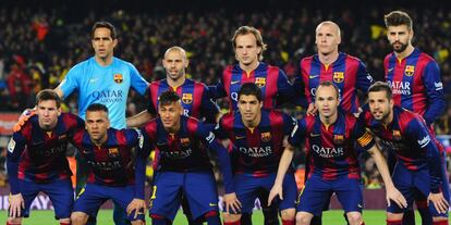 L'onze del Barça (d'esquerra a dreta i de dalt a baix): Bravo, Mascherano, Rakitic, Mathieu i Piqué. Messi, Alves, Neymar, Luis Suárez, Iniesta i Alba.