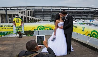 En la final de la Copa Confederaciones entre Brasil y España (3-0), en junio de 2013, una pareja bendijo su unión, después de pasar por la iglesia, con una sesión de fotos en otros terrenos sagrados, los del recién reformado Maracaná. El estadio necesitó alrededor de 500 millones de euros y dos años y nueve meses de reformas. Ahora cumple todas las exigencias de la FIFA.