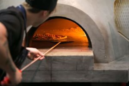 Forno da pizzaria clássica Homeslice, em Covent Garden, Londres.