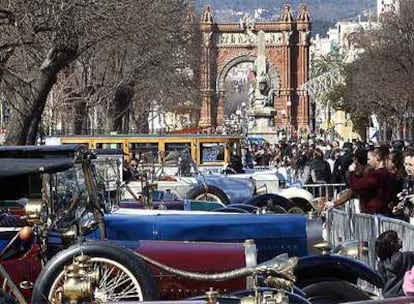 Los coches aparcados ayer en el parque de la Ciutadella.