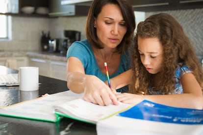 Una madre ayuda a su hija con sus estudios.