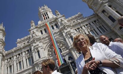 Manuela Carmena en el despliegue de la bandera arcoíris en el Ayuntamiento.