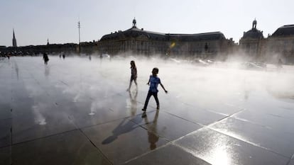 Ni&ntilde;os jugando en la plaza de la Bolsa, en Burdeos (Francia). 