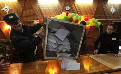 Inicio del recuento en un colegio electoral ruso.