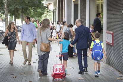 Niños acuden al colegio en Barcelona.