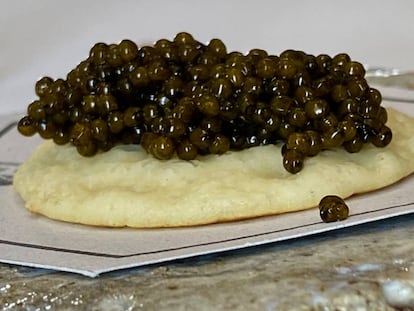 Blinis de pescadilla con mahonesa y caviar. (Menú 2020) J.C. CAPEL